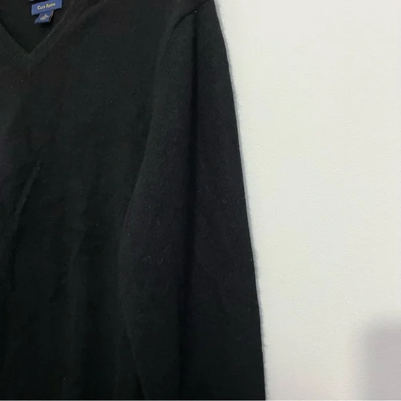 Men’s cashmere sweater in black by Club Room is like new Size Small.
